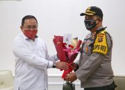 Kapolres Muba Berikan Buket Bunga Tanda Cinta Kasih Polri Kepada Bupati Muba