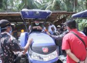 Beni-Riezky Serahkan Bantuan Puluhan Alsintan ke Petani Lalan