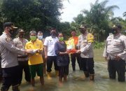 Pemkab dan Kapolres Muba Berikan Bantuan Sembako Pada Masyarakat Terdampak Banjir