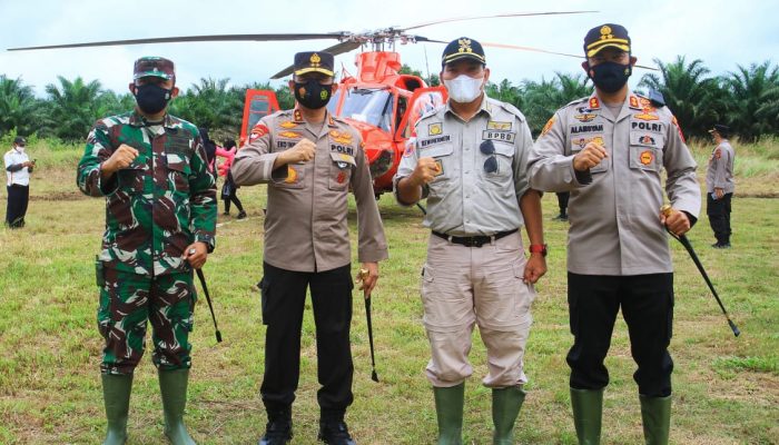 Kapolda Sumsel Bersama Wabup Beni Beri Bantuan Warga SAD