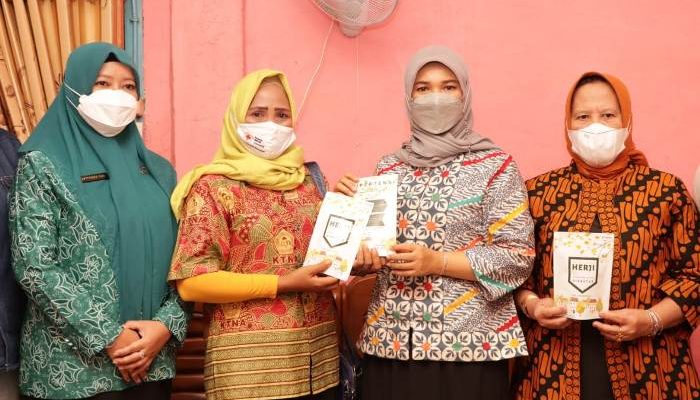 Susy Imelda Beni Hernedi Sambangi Dapur Herbal Jirak Jaya