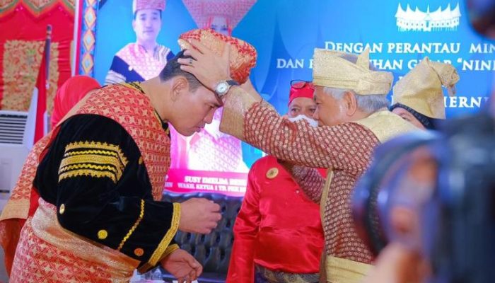 Plt Bupati Muba Beni Hernedi Mendapat Gelar Kehormatan Warga Minang