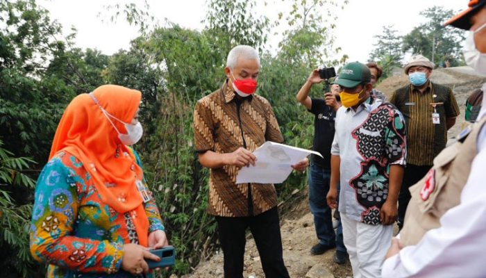 Ganjar Serahkan Bantuan ke Kab Tegal dan Korban Tanah Gerak di Desa Dermasuci
