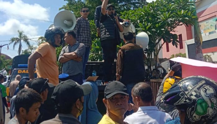 Aksi Demo Tuntut Netralitas Kadis PMD di Pilkada Muba